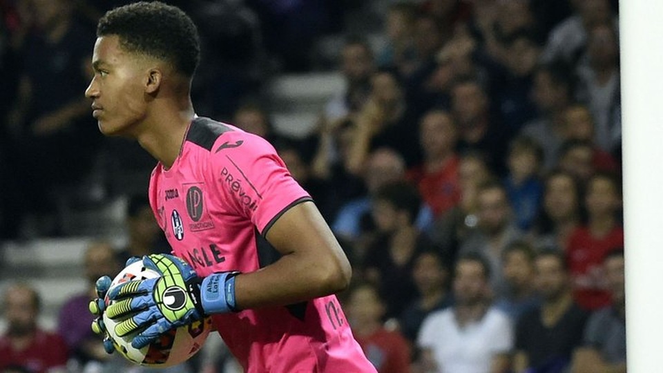 Ở tuổi 18, Lafont đã bắt chính ở CLB Toulouse trong nhiều năm qua. Anh đã chứng minh tài năng của mình với hàng loạt pha cứu thua xuất thần.