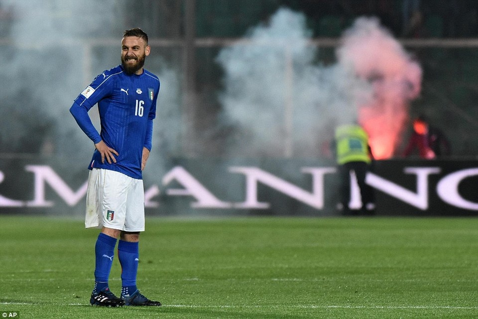 Cổ động viên đốt pháo sáng, suýt phá hỏng trận Italia-Albania - 5 
Tiền vệ De Rossi bên phía Italia