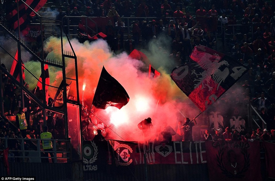 Cổ động viên đốt pháo sáng, suýt phá hỏng trận Italia-Albania - 4 
Cổ động viên Albania bức xúc với trọng tài