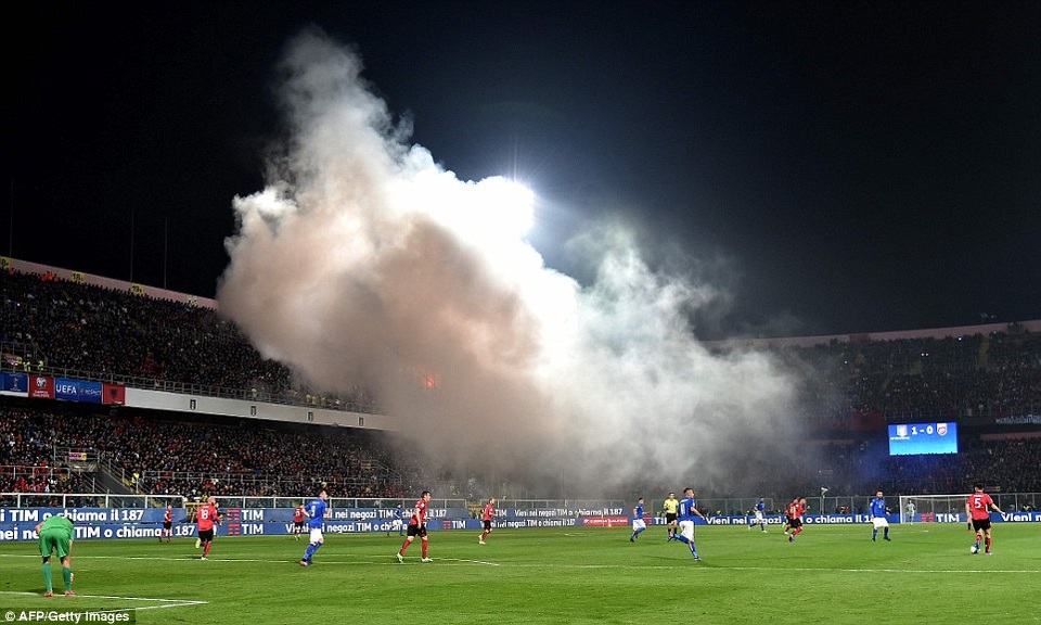 Cổ động viên đốt pháo sáng, suýt phá hỏng trận Italia-Albania - 3 
Một quả pháo sáng to được ném xuống sân khi trận đấu đang diễn ra hiệp 2