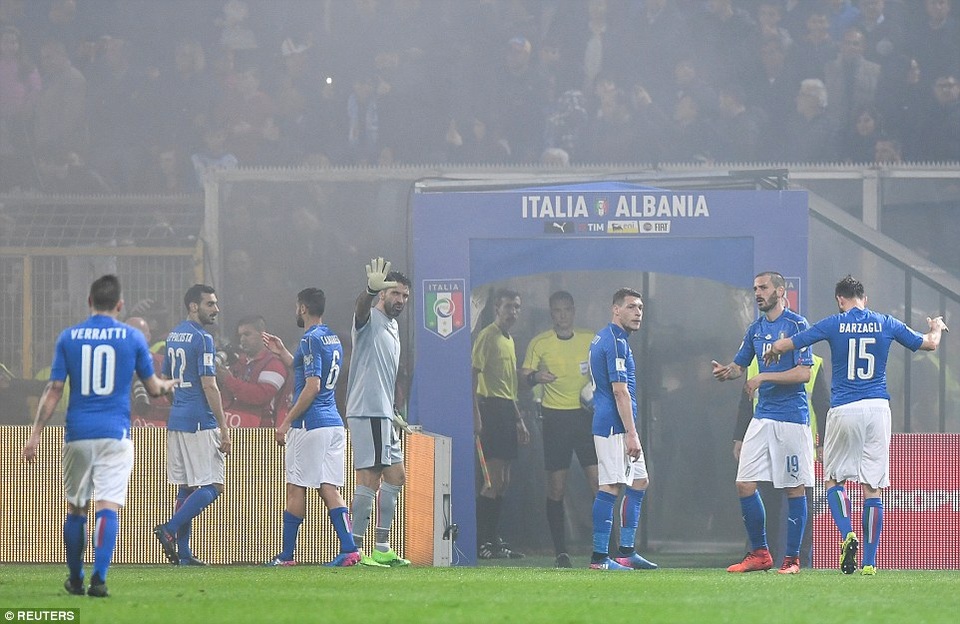 Cổ động viên đốt pháo sáng, suýt phá hỏng trận Italia-Albania - 1 
Cầu thủ Italia đi ra ngoài sân vì khói mùi mịt vì pháo sáng