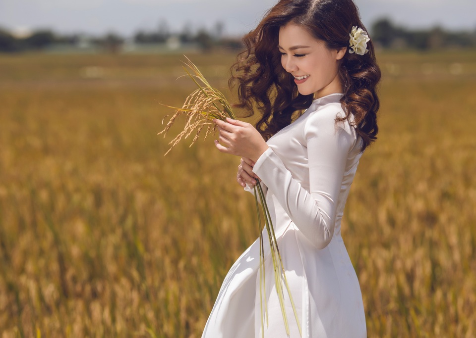 Nét đẹp dịu dàng và nữ tính hiện tại của Thanh Ngọc được thể hiện qua cả hình ảnh và âm nhạc.