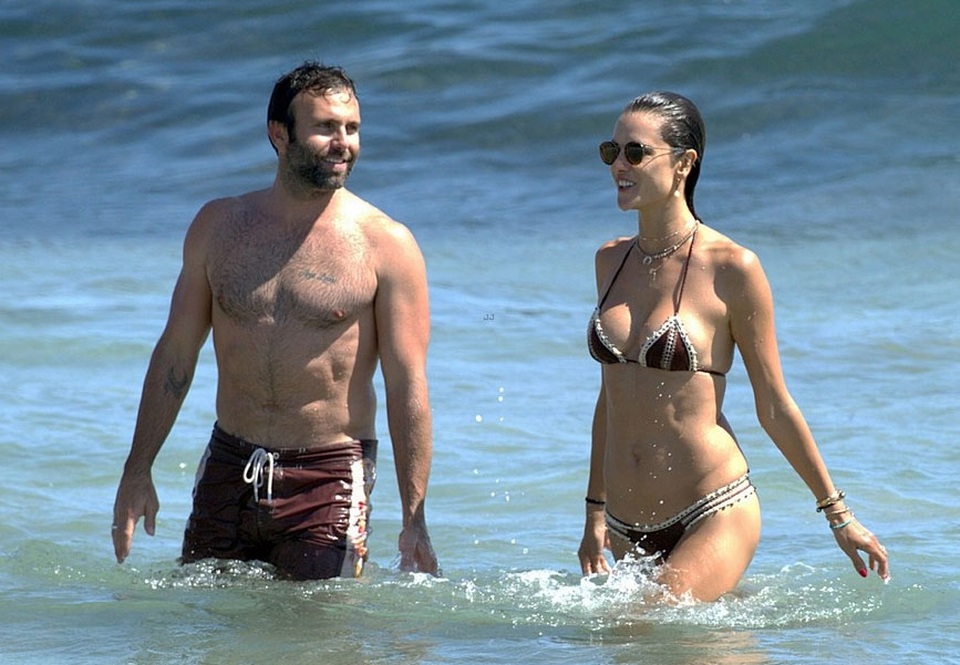 Dáng vóc đáng ngưỡng mộ của siêu mẫu "hai con" Alessandra Ambrosio - 18
Alessandra và chồng tương lai cũng phải tranh thủ từng giây từng phút để ở bên nhau vì công việc của siêu mẫu 36 tuổi khiến cô không thể ở nhà thường xuyên.