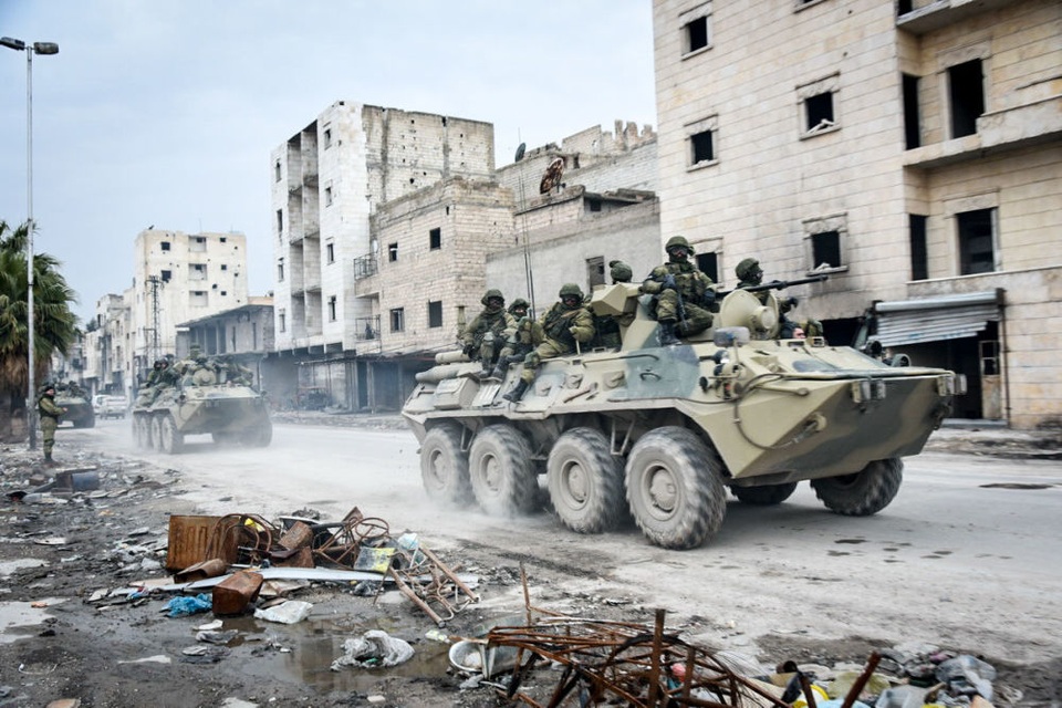 Cuộc sống của quân nhân Nga tại “chảo lửa” Syria - 7 Các binh lính Nga đang làm nhiệm vụ rà phá bom mìn ở Aleppo