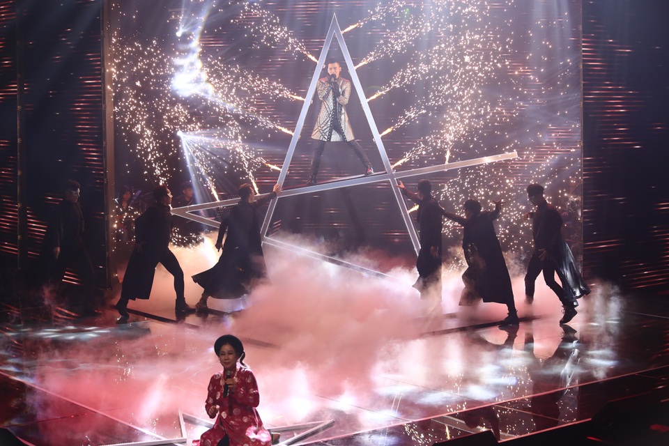 Hành trình lên ngôi Quán quân Giọng hát Việt 2017 của Ali Hoàng Dương - 8 Ali Hoàng Dương thể hiện Trắng - Đen - một ca khúc có âm hưởng rock, được phát triển dựa trên giai điệu của âm nhạc dân gian Việt Nam.