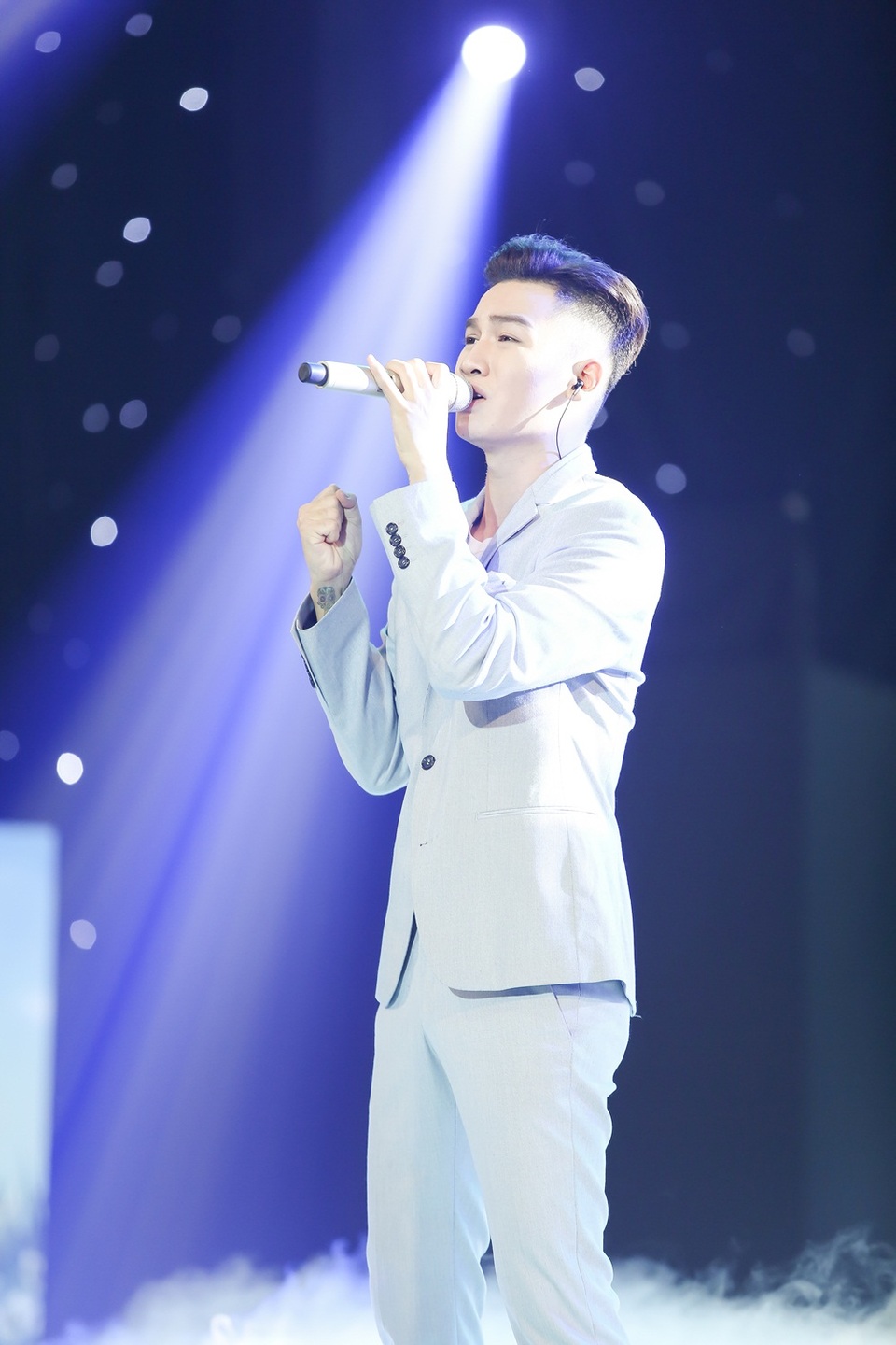 Chung kết The Voice: Nhạc Trịnh khiến hàng triệu trái tim thổn thức - 5 Ali Hoàng Dương lấy nước mắt của khán giả khi song ca cùng Thu Minh.