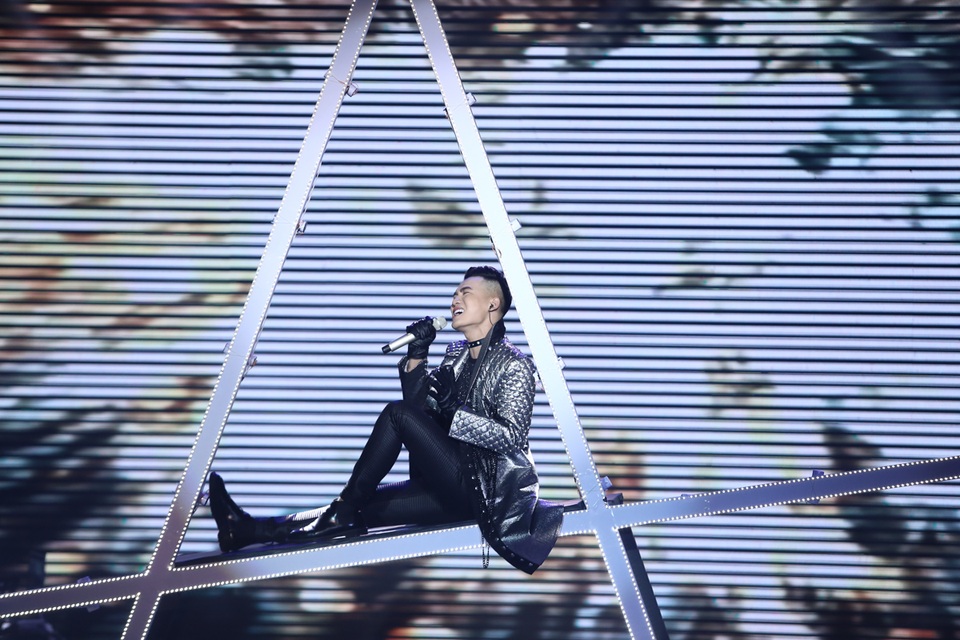 Ali Hoàng Dương thể hiện ca khúc mới mang tên Trắng - Đen - một ca khúc có âm hưởng rock, được phát triển dựa trên giai điệu của âm nhạc dân gian Việt Nam kết hợp cùng hát xẩm.