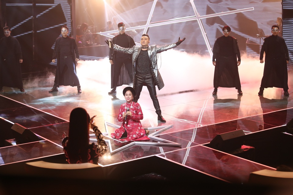 Phần biểu diễn có sự hỗ trợ của NSND Thanh Hoài.