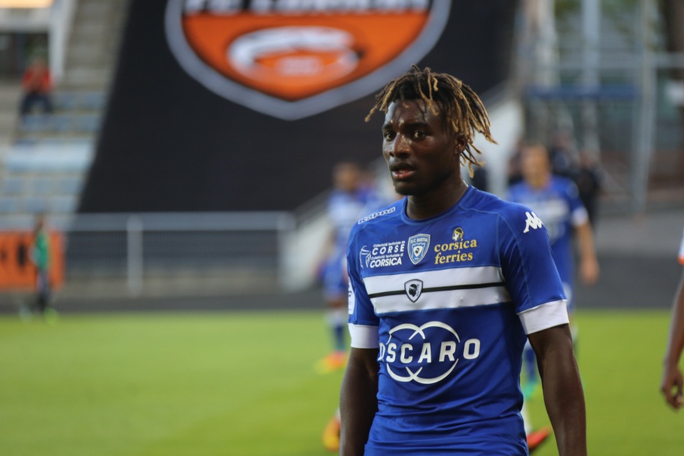 “Hàng khủng” khác của U20 Pháp chính là Allan Saint-Maximin. Đây cũng là tài năng trẻ thuộc biên chế Monaco. Tuy nhiên, mùa này, cầu thủ chạy cánh này đã sang thi đấu ở Bastia theo hợp đồng cho mượn. Mùa này, anh là trụ cột của Bastia khi ra sân tới 21 trận đấu ở Ligue 1. Theo thống kê, Allan Saint-Maximin đang nằm trong nhóm những cầu thủ rê bóng tốt nhất ở Ligue 1 với 4,8 lần mỗi trận (hơn cả Di Maria).