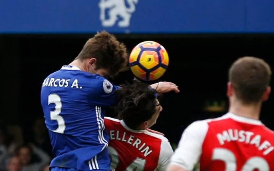 Arsenal thua thảm Chelsea, HLV Wenger… kêu oan - 1 Khuỷu tay của Marcos Alonso đập trúng mặt Bellerin trong tình huống tranh chấp