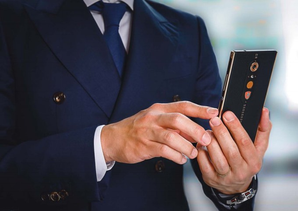 Smartphone thương hiệu Lamborghini đắt gấp 3 lần iPhone - 1 Smartphone thương hiệu Lamborghini đắt gấp 3 lần iPhone - 1