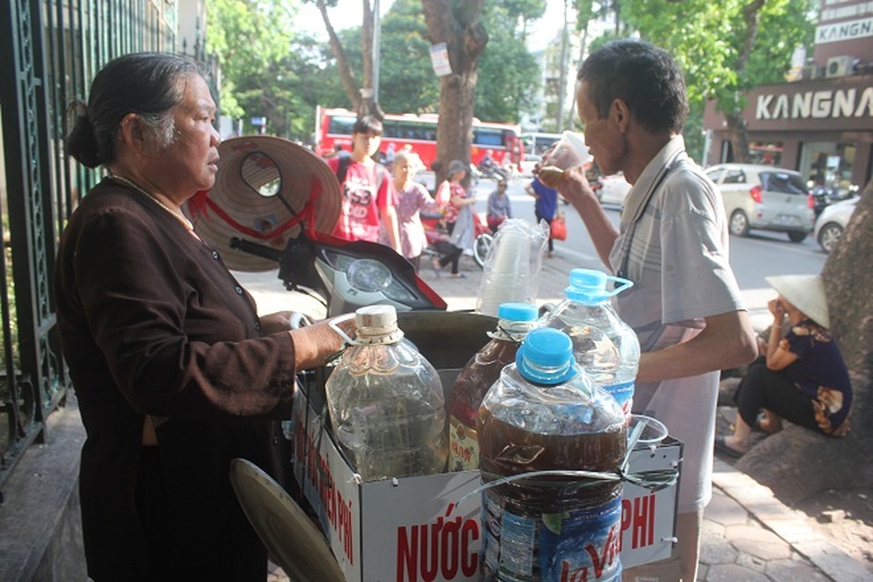 Những người xe ôm quanh đó cũng rất thích nước vối của bà Thụng.