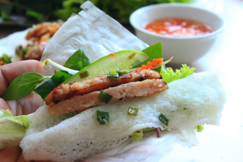 Khám phá thế giới đồ ăn vặt bên bến Ninh Kiều - 4 Thực khách có thể lựa chọn bánh hỏi nem nướng để ăn chắc bụng hoặc là món ăn nhâm nhi cùng bạn bè.