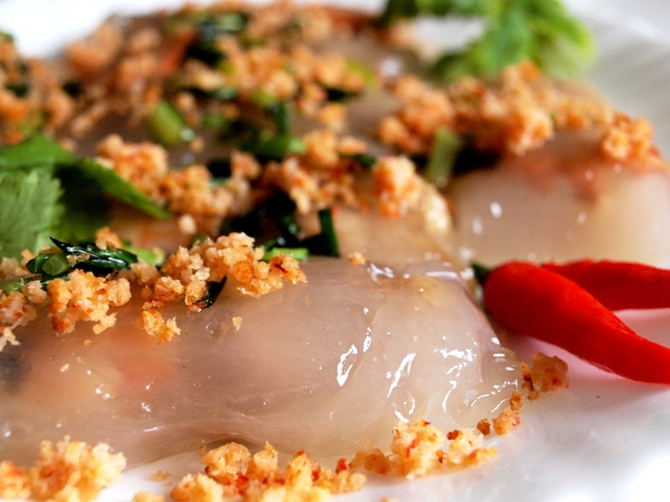 Khám phá thế giới đồ ăn vặt bên bến Ninh Kiều - 5 Bánh bột lọc là món quà chiều được ưa chuộng ở khu chợ ẩm thực bên bến Ninh Kiều.