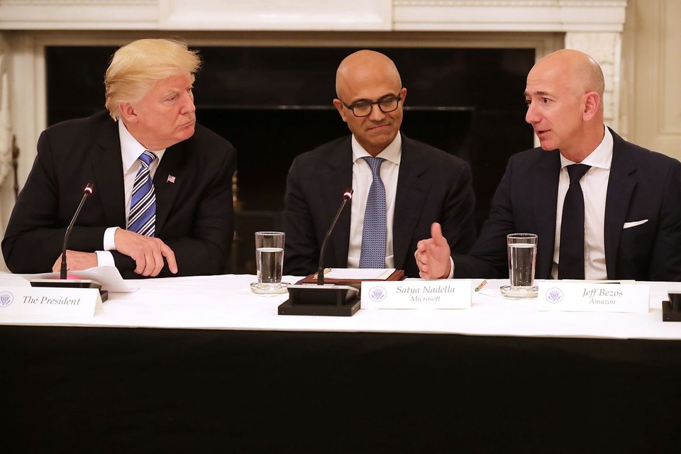 
CEO Jeff Bezos cũng thẳng thắn chỉ trích nhiều quan điểm của Tổng thống Trump.
