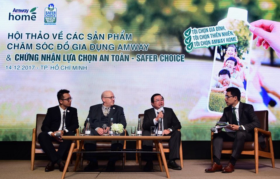 AMWAY HOME đạt chứng nhận "Safer Choice" uy tín của Hoa Kỳ - 1
Nhà Khoa Học Jim S. Pell - Chuyên gia nghiên cứu phát triển sản phẩm từ Tập đoàn Amway Hoa Kỳ và Bác sĩ chuyên khoa Sức khỏe & Môi trường, đại diện Trung tâm y tế dự phòng TP.HCM trao đổi tại hội thảo.