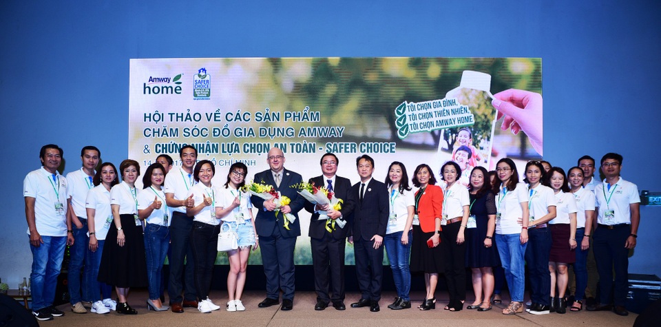 AMWAY HOME đạt chứng nhận "Safer Choice" uy tín của Hoa Kỳ - 2
Đại diện Amway Việt Nam và Nhà khoa học Jim S.Pell – Chuyên gia nghiên cứu phát triển sản phẩm và chuyển giao công nghệ của Tập đoàn Amway Hoa Kỳ