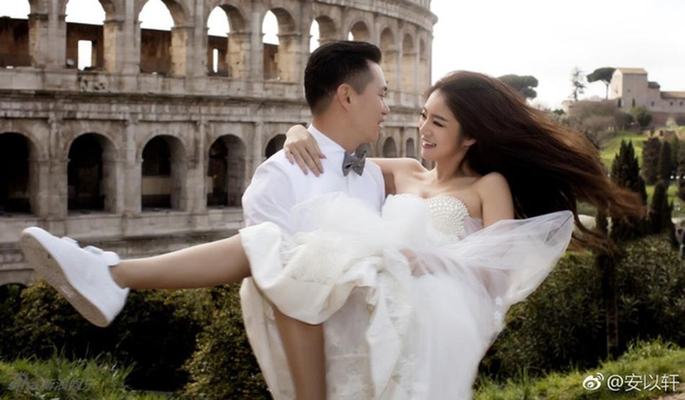 “Bạch Cốt Tinh” An Dĩ Hiên cùng chồng đại gia đi đăng ký kết hôn - 16
Bạn bè đều mừng cho An Dĩ Hiên vì cô đã tìm được bến đỗ sau nhiều cuộc tình chóng vánh trong quá khứ.