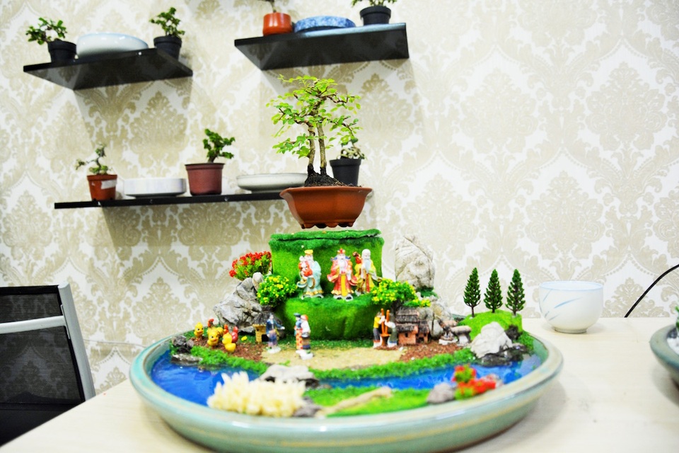 Bonsai “bay” tiền triệu gây “sốt” thị trường Tết - 2 Những chậu bonsai hoạt động dựa trên nguyên lý lực hút đẩy của từ trường nam châm. Cấu tạo của 1 bộ bonsai bay gồm phần đế được gắn thiết bị tạo ra từ trường điện, phía trên là nam châm từ tính giúp cho cây luôn giữ được trạng thái thăng bằng