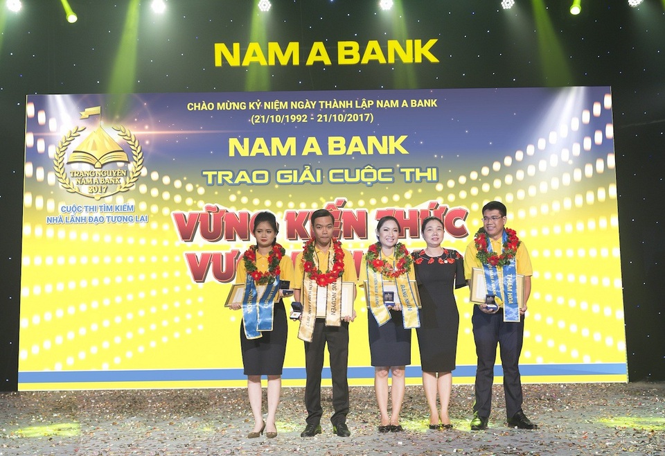 Nhân viên Trung tâm Kinh doanh trở thành... Trạng Nguyên ngân hàng - 2 Bà Võ Thị Tuyết Nga – Thành viên Hội đồng Quản trị kiêm Phó Tổng Giám đốc trao giải cho Top 4 thí sinh xuất sắc nhất.