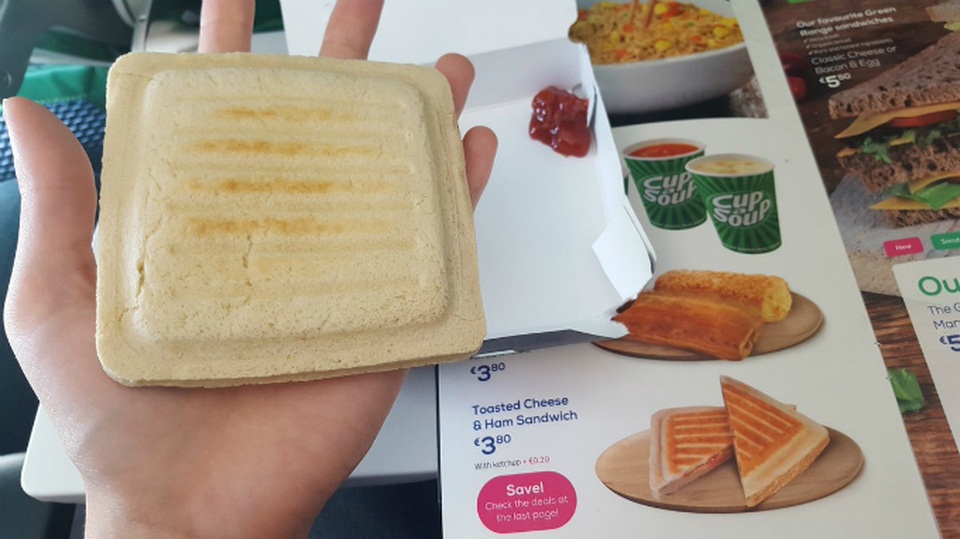 Suất ăn khác không khá hơn là bao của hãng hàng không Transavia Airlines ở Hà Lan. Người dùng Twitter có tên Ellis Pisters cho biết, cô gọi một chiếc bánh sandwich phô mai và nhận được phần ăn khác xa với hình minh họa.