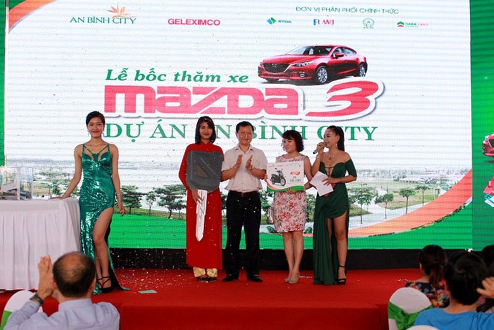 Tìm được chủ nhân may mắn mua An Bình City nhận giải đặc biệt xe ô tô Madza 3 - 2
Khách hàng may mắn nhận giải Nhì là 01 xe Honda SH