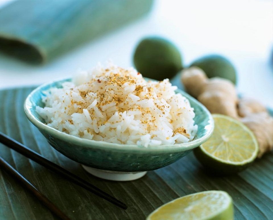 Cách để hâm nóng lại cơm mà không mang bệnh tật - 2 Cơm nên được để cho nguội hẳn trước khi cho vào trong tủ lạnh