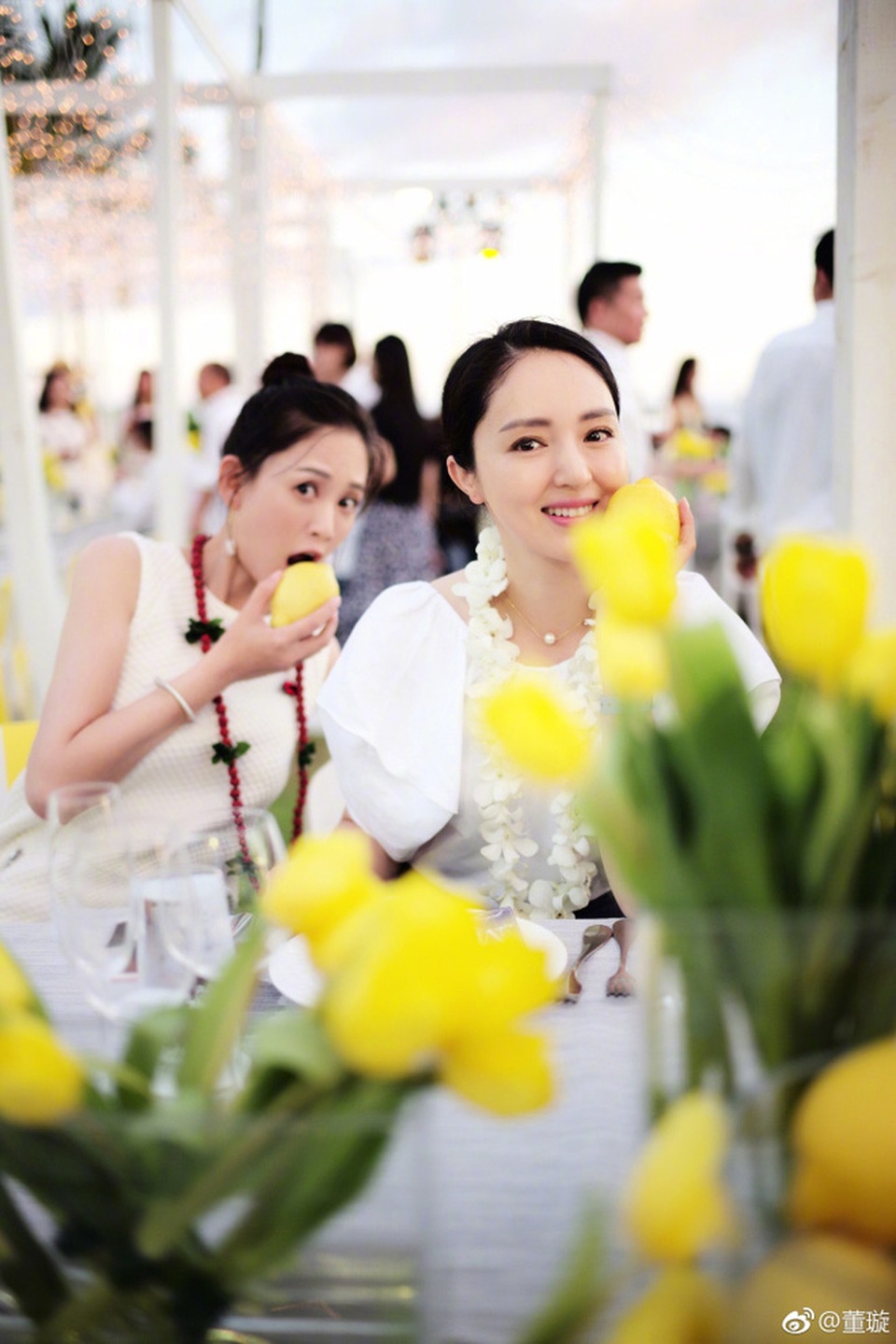 Đám cưới lãng mạn, ấm áp của An Dĩ Hiên và đại gia Macau - 12
Trần Kiều Ân (trái) không thể vắng mặt trong hôn lễ của cô bạn thân nhất làng giải trí.
