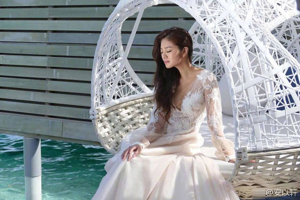 Cận kề ngày cưới, An Dĩ Hiên vẫn làm việc chăm chỉ - 8
Không chỉ lấy chồng giàu, gia đình An Dĩ Hiên cũng là là thiên kim tiểu thư thuộc dòng dõi giàu có.Ông nội và cha ruột của cô đều là những người có vị thế và danh tiếng. Bà nội cô kinh doanh bất động sản rất thành công.