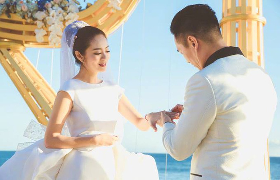 Những hình ảnh đẹp nhất trong hôn lễ của An Dĩ Hiên và đại gia Macau - 20
Đáp lại tình cảm của chú rể, cô dâu An Dĩ Hiên nghẹn ngào nói: Em sinh ra từ một gia đình giàu có và luôn được nuông chiều. Nhưng từ ngày gặp anh, em đã bị chinh phục và trở nên hiền lành hơn nhiều. Em tin rằng, gặp anh chính là hạnh phúc lớn nhất của cuộc đời em. Dù em hiểu, cuộc sống không chắc dễ dàng, nhưng em sẽ mãi mãi yêu anh hết cuộc đời này.