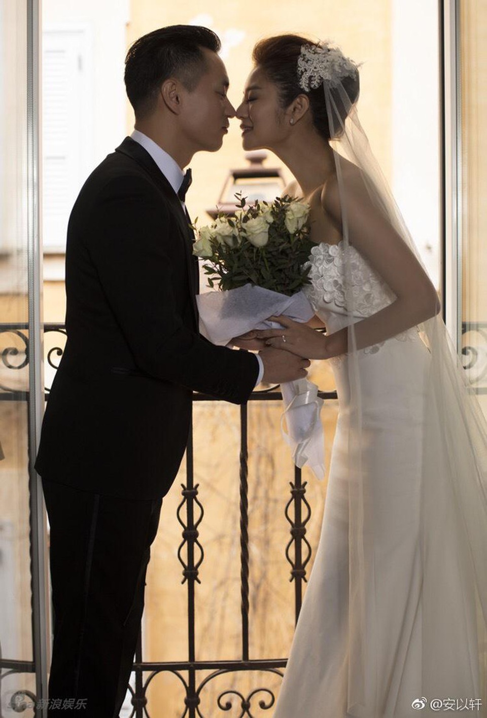 "Bạch Cốt Tinh" An Dĩ Hiên bất ngờ lên xe hoa - 2 
Ngày hôm nay 15/3, An Dĩ Hiên đã bất ngờ xác nhận thông tin, cô đã kết hôn với CEO Trần Vinh Luyện và tung ảnh cưới rất đẹp và lãng mạn. Mối quan hệ giữa nữ diễn viên xinh đẹp và chàng CEO giàu có mới được báo giới phát hiện gần đây. Bản thân An Dĩ Hiên cũng chưa bao giờ nói về mối quan hệ với Vinh Luyện.