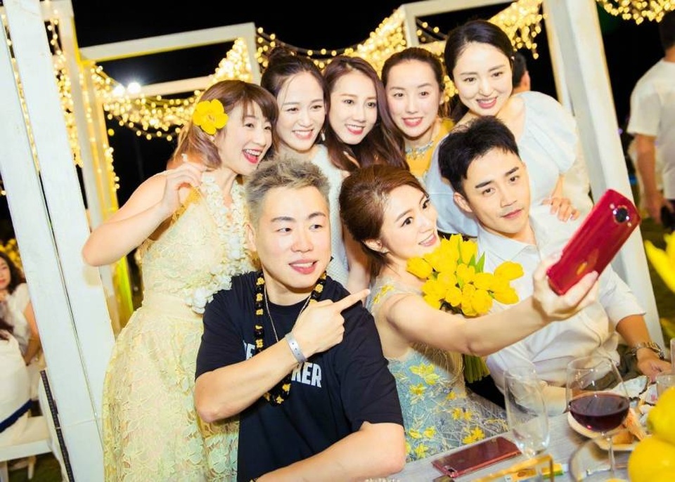 Đám cưới lãng mạn, ấm áp của An Dĩ Hiên và đại gia Macau - 8
Cô dâu bận rộn selfie cùng bạn bè thân thiết.