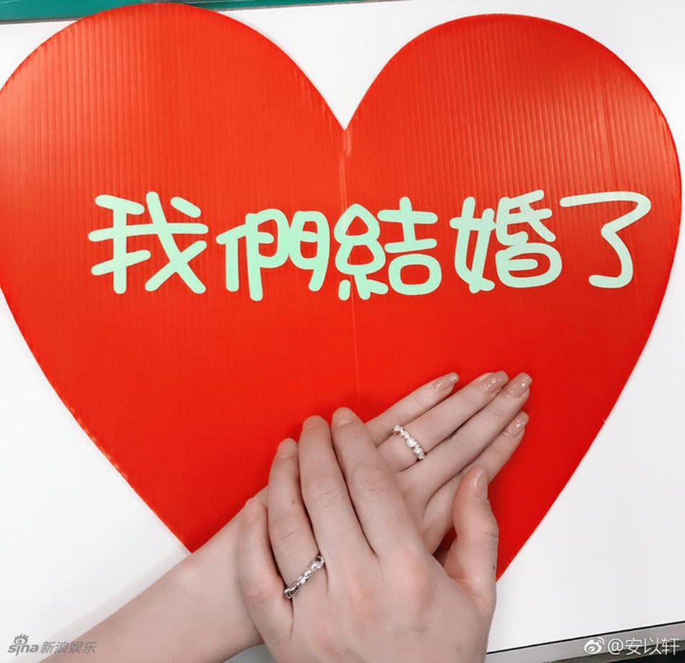 "Bạch Cốt Tinh" An Dĩ Hiên bất ngờ lên xe hoa - 6 
An Dĩ Hiên khoe đôi nhẫn cưới của vợ chồng cô và nhận được nhiều lời chúc phúc của đồng nghiệp, bạn bè, người hâm mộ.