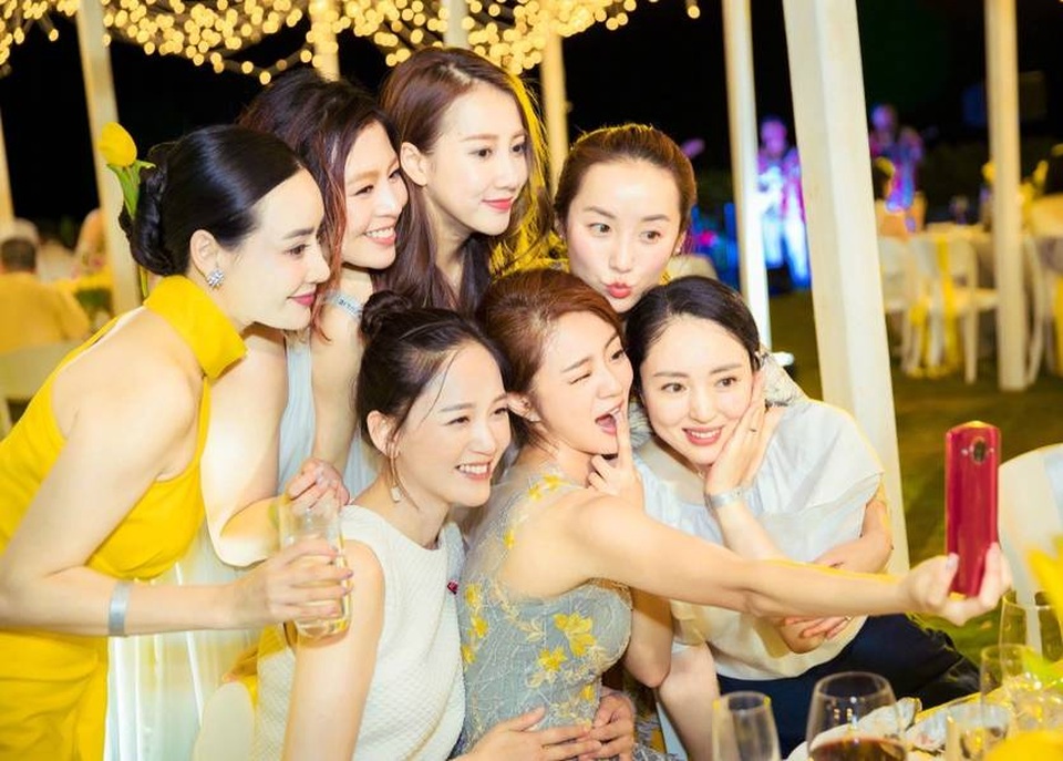 Đám cưới lãng mạn, ấm áp của An Dĩ Hiên và đại gia Macau - 7
Trần Kiều Ân, Lỗ Nhất cùng nhiều gương mặt nổi tiếng của làng giải trí xứ Đài có mặt tại Mỹ để tham dự hôn lễ của An Dĩ Hiên.
