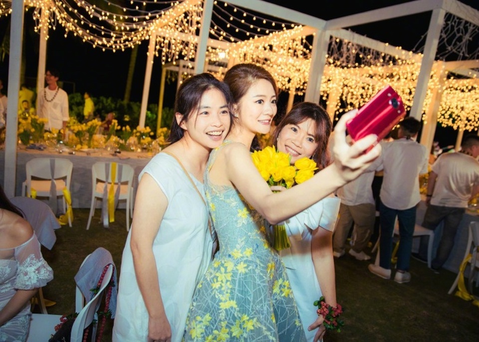 Đám cưới lãng mạn, ấm áp của An Dĩ Hiên và đại gia Macau - 6
An Dĩ Hiên tranh thủ chụp ảnh cùng bạn bè trong ngày trọng đại.