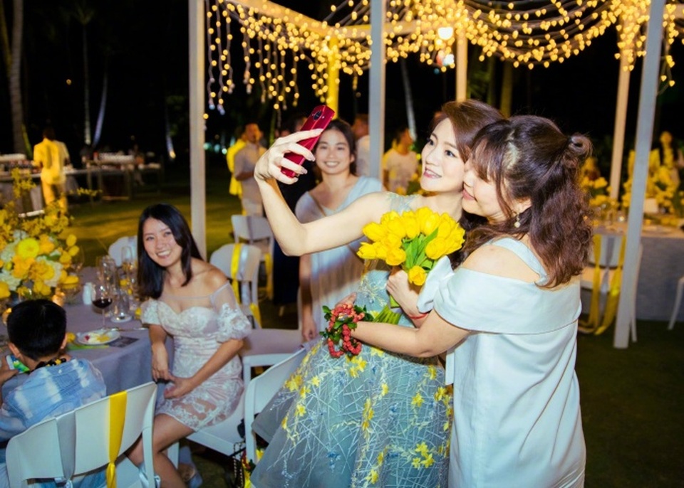 Đám cưới lãng mạn, ấm áp của An Dĩ Hiên và đại gia Macau - 5
Sau đó, họ tổ chức tiệc tối tại bãi biển. Lúc này, cô dâu An Dĩ Hiên diện đầm dạ hội và vấn tóc hiện đại.