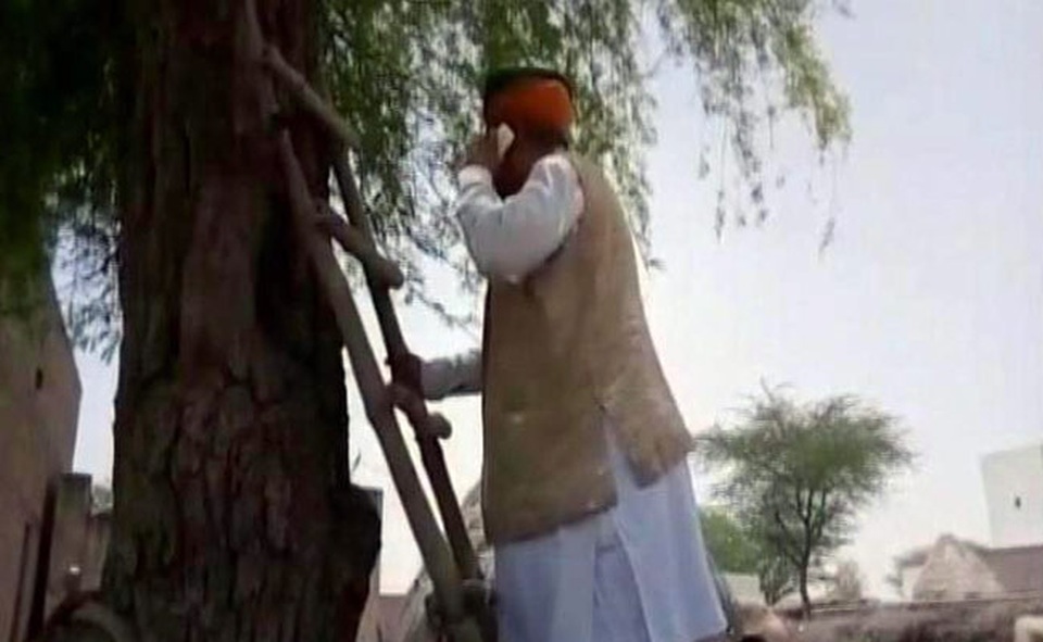 Bộ trưởng Ấn Độ leo cây gọi điện thoại "gây bão" - 1
Bộ trưởng Arjun Ram Meghwal. (Ảnh: India Express)