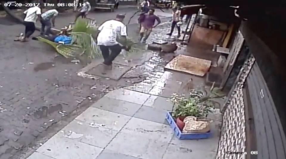 Cây đổ đè chết người đi đường ở Ấn Độ - 1 Cây dừa đổ trúng người Kanchan Nath khiến cô bị thương nặng và thiệt mạng (Ảnh: RT)