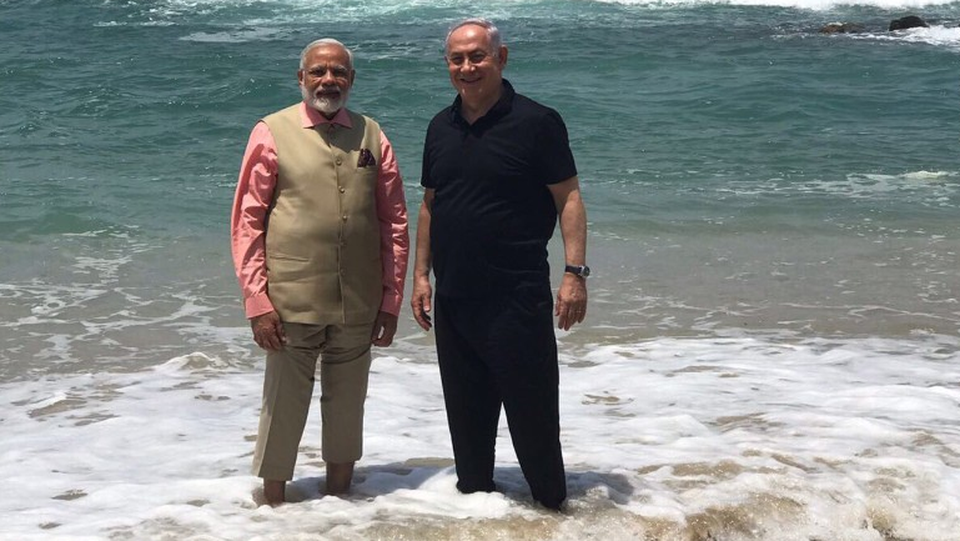 Thủ tướng Ấn Độ xắn quần dạo biển cùng lãnh đạo Israel - 1 Thủ tướng Ấn Độ Narendra Modi (trái) và Thủ tướng Israel Benjamin Netanyahu trò chuyện tại bờ biển Olga (Ảnh: Twitter)