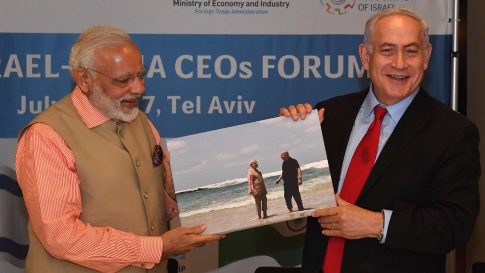 Thủ tướng Ấn Độ xắn quần dạo biển cùng lãnh đạo Israel - 5 Thủ tướng Netanyahu tặng ảnh cho người đồng cấp Ấn Độ (Ảnh: TimesofIsrael)