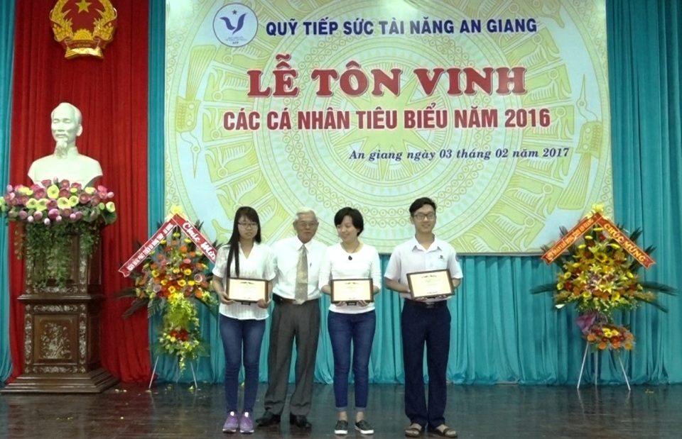 Trao 67 phần thưởng Quỹ tiếp sức tài năng An Giang 2016 - 1 Đại diện Ban quản lý quỹ tiếp sức tài năng An Giang trao phần thưởng cho các học sinh, sinh viên có thành tích xuất sắc năm 2016.