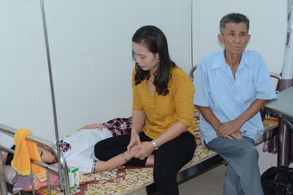 Tưởng hạt ngô đồng là quả óc chó, hàng chục học sinh phải cấp cứu - 3 Sau khi được truyền dịch và can thiệp y tế, hiện sức khỏe và tinh thần của số học sinh này đã ổn định