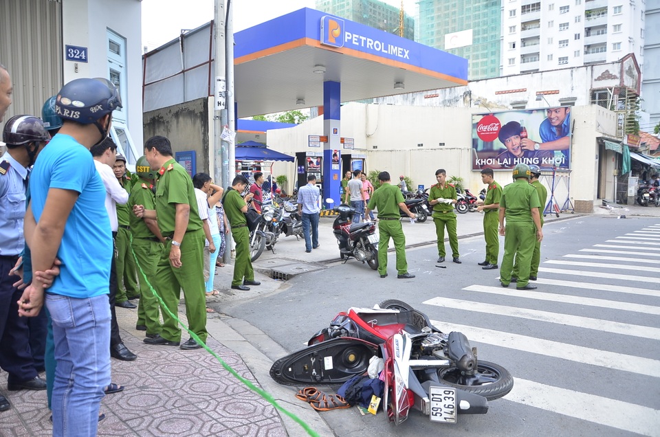 2 thanh niên rút hung khí đâm gục nhau trước cây xăng - 1 Hiện trường vụ án