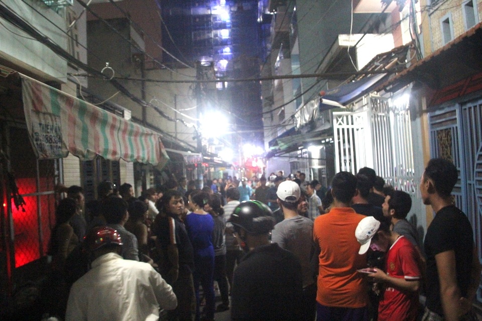 Nghi can sát hại chồng cũ của người tình khai gì với công an - 2 Người dân vây kín con hẻm để theo dõi công an khám nghiệm hiện trường vụ án