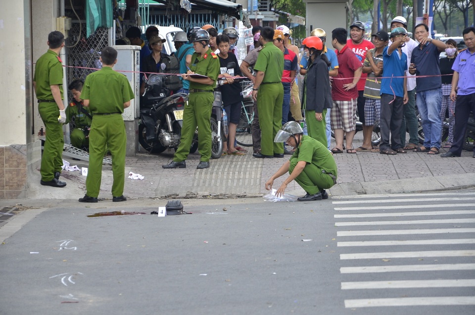2 thanh niên rút hung khí đâm gục nhau trước cây xăng - 2 Vị trí 2 thanh niên gục trên vũng máu