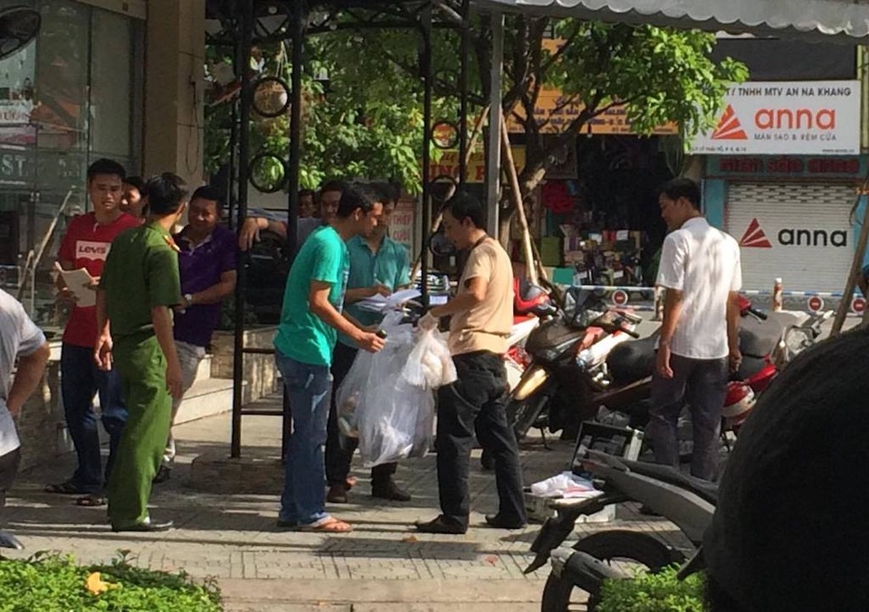 Mâu thuẫn trong lúc nhậu, một người bị đâm chết - 2 Công an thu giữ tang vật còn lại tại hiện trường để phục vụ công tác điều tra