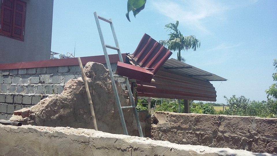 Em ruột chém vợ chồng anh trai thương vong - 2 Việc cắt mái tôn thừa nhà ông Luy được xem là nguyên nhân dẫn đến vụ án mạng