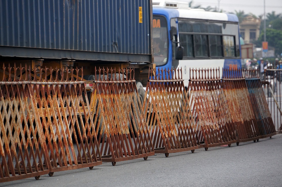 Thiết lập hàng rào sắt, thắt chặt an ninh trước giờ Khai ấn ở đền Trần - 1
Hàng rào sắt được dựng tại QL10.