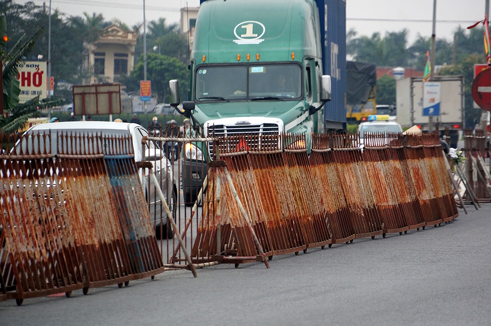 Thiết lập hàng rào sắt, thắt chặt an ninh trước giờ Khai ấn ở đền Trần - 2
Một đoạn rào sắt khác ở gần đền Trần.