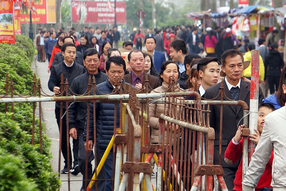 Thiết lập hàng rào sắt, thắt chặt an ninh trước giờ Khai ấn ở đền Trần - 3
Du khách vào đền Thiên Trường phải đi đúng theo hàng rào sắt đã xếp sẵn.